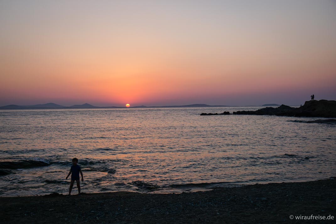 Naxos - Die Perle der Kykladen mit Kindern entdecken - Sonnenuntergang auf Naxos - Nissaki Beach