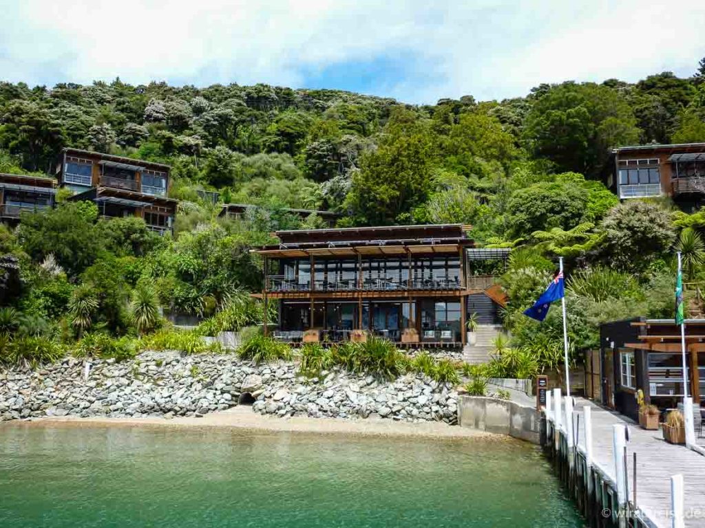 ein resort mit einigen Bungalows, neuseeland südinsel bay of many coves