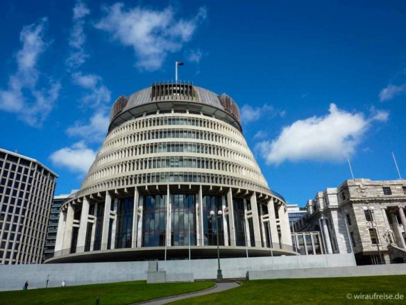 Gebäude, das wie ein Wespennest aussieht und desshalb Beehive genannt wird, Wellington neuseeland