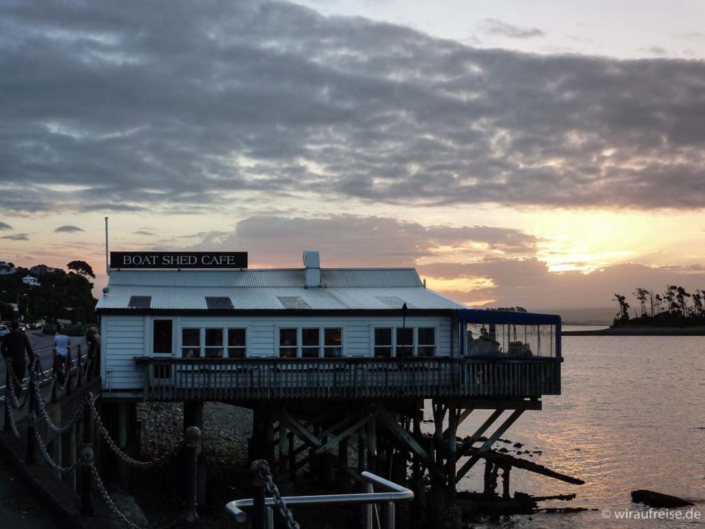 Café auf Stelzen über dem Meer in nelson, südinsel neuseeland