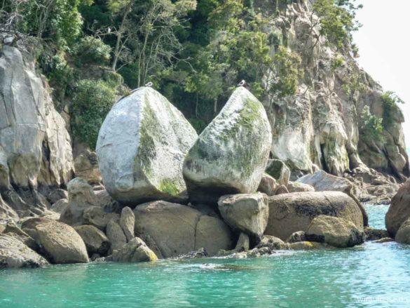 Ein großer Fels, der in der Mitte gespalten ist und dadurch aussieht, wie ein zerbrochener Apfel. Neuseeland Südinsel Abel Tasman