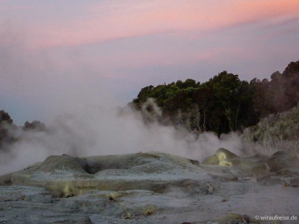 Geysire im Abendrot - Rotorua - Buried Village