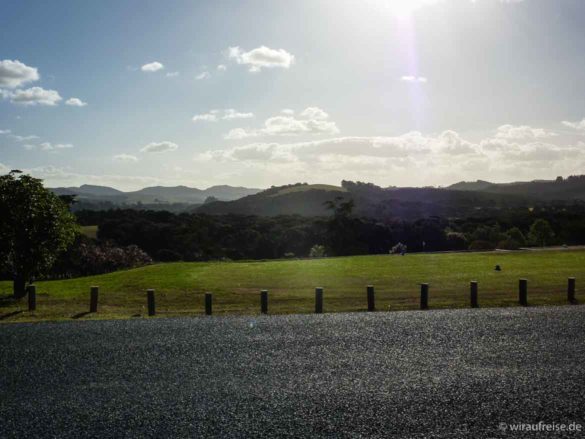 Straße, Wiese, Wälder, Auen, Himmel, Sonne - ein Landschaftsbild aufgenommen in der Nähe von Kerikeri, Nordinsel Neuseeland