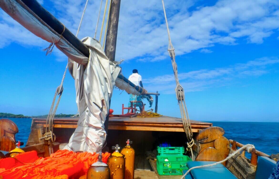 Auf einem Boot in Kenia. Ein Beitrag zur Bliltzparade Mein liebstes Reiseland auf www.wiraufreise.de