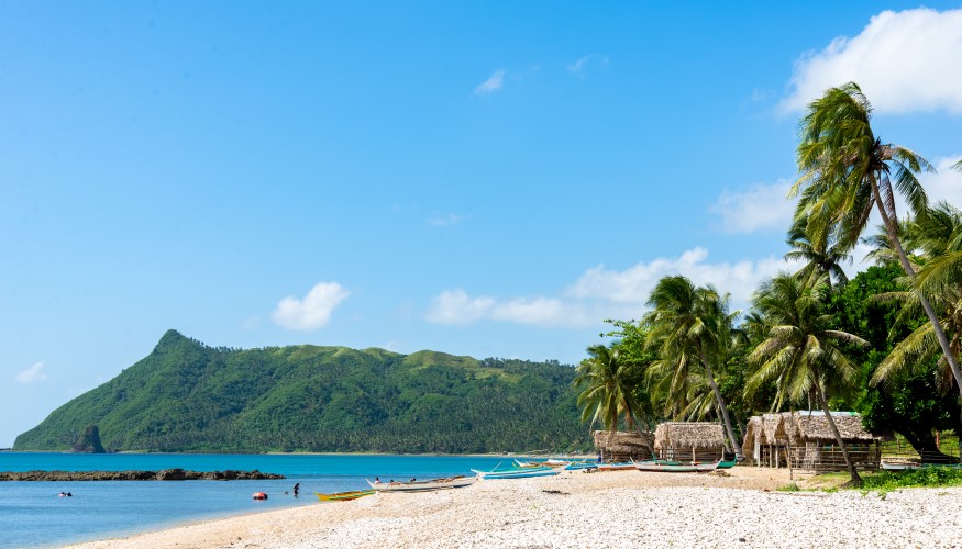 Weißer Sandstrand auf den Philippinen. Weitere Informationen bei der Blitzparade auf www.wiraufreise.de