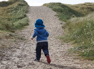 Die Sanddünen Dänemarks erklimmern. Weiter Informationen, warum Dänemark ein tolles Familienreiseziel ist erfährst du auf www.wiraufreise.de