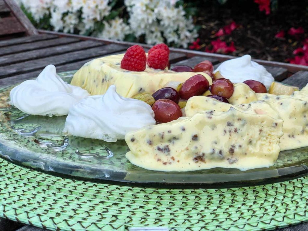 Pumpernickel-Eis auf Glasplatte mit Sahne und Beeren