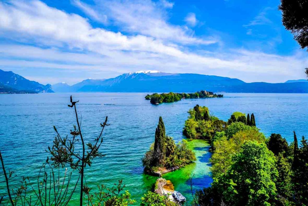 Blick auf die Isola del Garda und den Monte Baldo