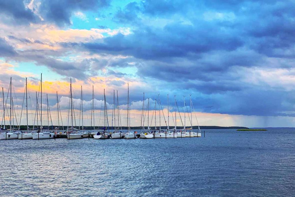 Bedrohliche Wolken im Hafen von Breege an der Ostsee