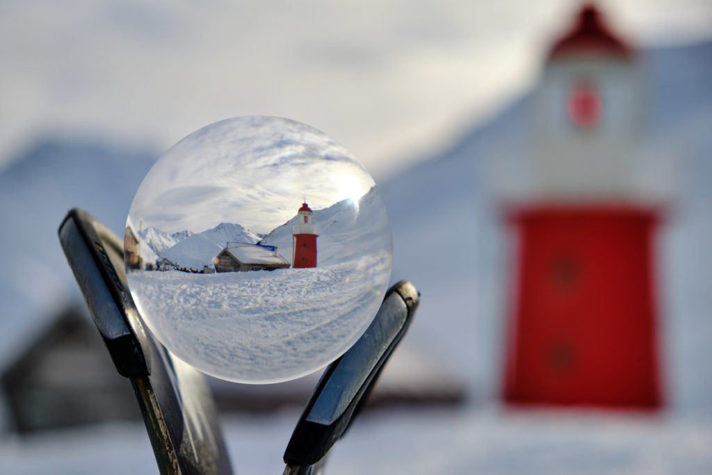 Leuchtturm am Oberalppass in der Glaskugel