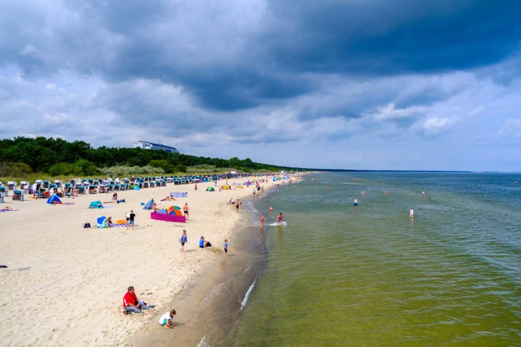 Der Strand von Zinnowitz von der Seebrücke aus fotografiert