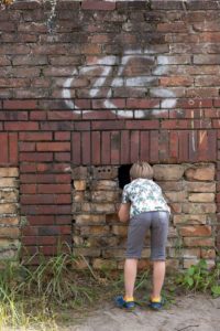 Ein Loch in der Mauer, was dahinter wohl zu sehen ist?