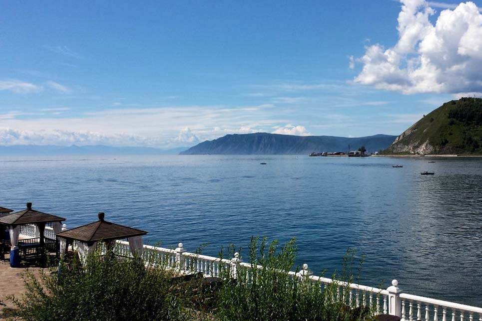 Listwjanka Hotel am Ufer des Baikalsees